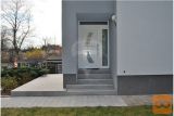 Enodružinska Hiša S Poslovnim Prostorom-apartma